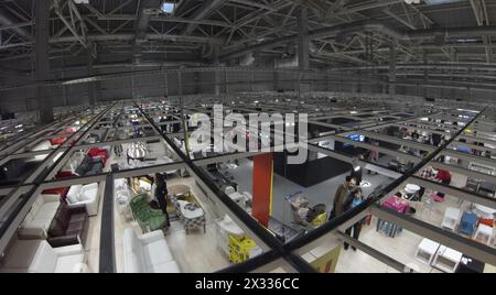 SAMARA, RUSSIE - Jan 05, 2014 : vue du quadrocoptère sans pilote au magasin de meubles IKEA à Samara. IKEA fondée en Suède en 1943, Ikea est la société mondiale Banque D'Images