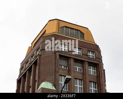 Bâtiment de la tour du bureau Deutsche Rentenversicherung dans la capitale. Gros plan de l'architecture devant un ciel nuageux. Banque D'Images