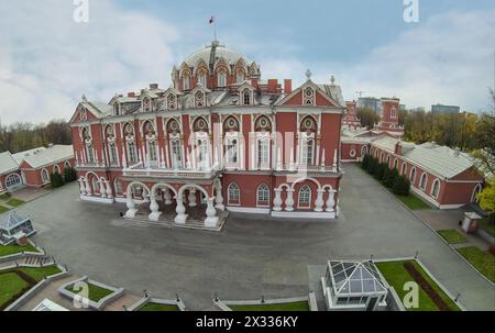 MOSCOU - OCT 10 : vue depuis un quadrocoptère sans pilote sur la belle façade du Palais de Petroff le 10 octobre 2013 à Moscou, Russie. Banque D'Images