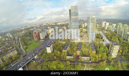 Route et gratte-ciel en ville à la journée nuageuse. Vue depuis un quadrocoptère sans pilote. Banque D'Images