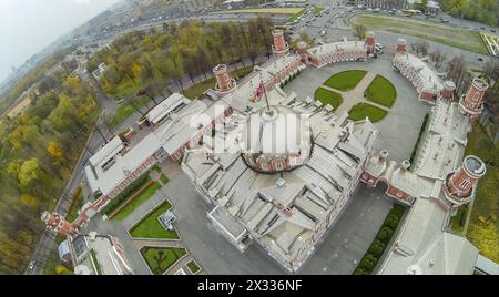 MOSCOU - OCT 10 : paysage urbain à partir d'un quadrocoptère sans pilote avec le magnifique Palais Petroff et le parc le 10 octobre 2013 à Moscou, Russie. Banque D'Images