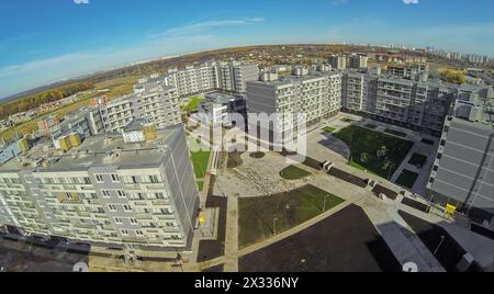 MOSCOU - OCT 12 : ( UAV view) Nouveau complexe de logements Romashkovo avec parking et pelouses contre le ciel bleu, vue du quadrocoptère sans pilote. Le 12 octobre, Banque D'Images