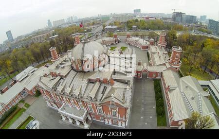 MOSCOU - OCT 10 : paysage urbain de quadrocoptère sans pilote avec belle façade du Palais Petroff le 10 octobre 2013 à Moscou, Russie. Banque D'Images
