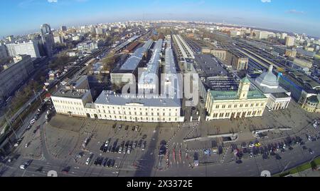 MOSCOU, RUSSIE - nov 09, 2013 : (vue du quadrocoptère sans pilote) gare ferroviaire Leningradsky. C'est la plus ancienne gare ferroviaire de Moscou. Date d'ouverture 18 Banque D'Images