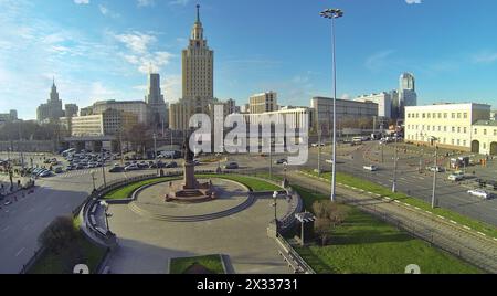 MOSCOU, RUSSIE - nov 09, 2013 : (vue depuis le quadrocoptère sans pilote) Leningradskaya Hotel et Komsomolskaya Square. Le bâtiment de l'hôtel a été construit en 1949-1954 Banque D'Images