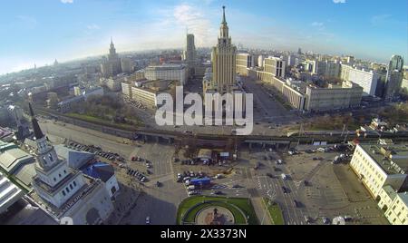 MOSCOU, RUSSIE - nov 09, 2013 : (vue du quadrocoptère sans pilote) Leningradskaya Hotel. Le bâtiment de l'hôtel a été construit en 1949-1954 ans conçu par archite Banque D'Images