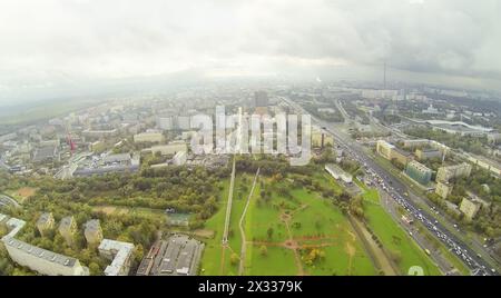 Panorama de Moscou, Russie au jour nuageux. Vue depuis un quadrocoptère sans pilote. Banque D'Images