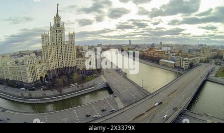 MOSCOU - OCT 26 : vue du quadrocoptère sans pilote au paysage urbain avec le célèbre gratte-ciel de Staline sur Kotelnicheskaya contre le ciel nuageux le 26 octobre 201 Banque D'Images