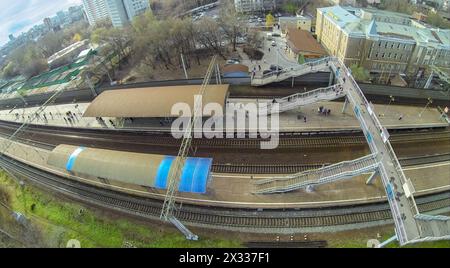 MOSCOU - OCT 25 : vue du quadrocoptère sans pilote au quai ferroviaire avec des gens le 25 octobre 2013 à Moscou, Russie. Banque D'Images