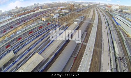 De nombreux trains sur les chemins de fer de la gare. Vue depuis un quadrocoptère sans pilote Banque D'Images