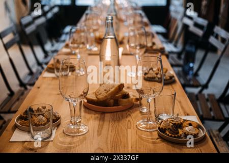 Elégante table longue pour dîner dégustation de vin Banque D'Images