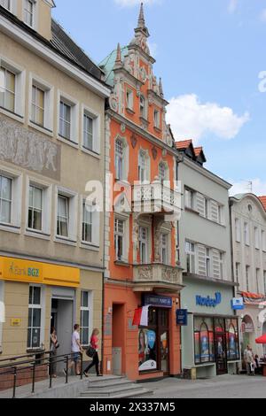 Bâtiments colorés de différents styles dans la partie historique de la ville, le long du côté ouest de la place Stary Rynek, Zielona Gora, Pologne Banque D'Images