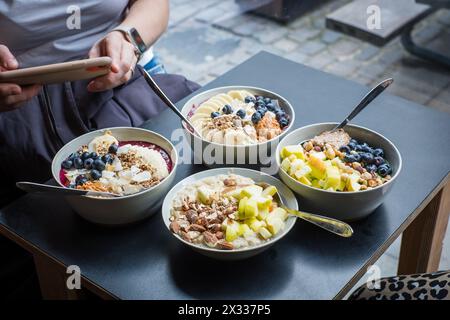 Assortiment de différents bols à smoothie et porridges avec des garnitures fraîches. Banque D'Images