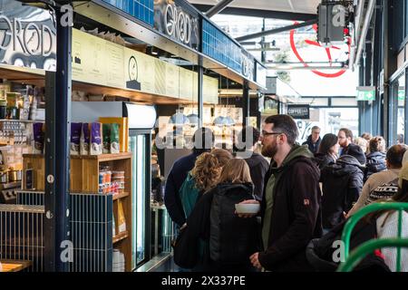 Copenhague, Danemark - 5 avril 2024 : les gens font la queue au restaurant Grød porridge dans la halle de marché de Torvehallerne. Banque D'Images