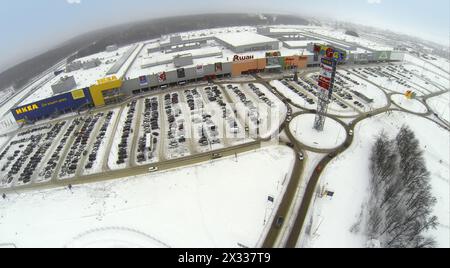 SAMARA, RUSSIE - Jan 05, 2014 : vue aérienne sur le territoire du supermagasin Mega à Samara avec grand parking. Banque D'Images