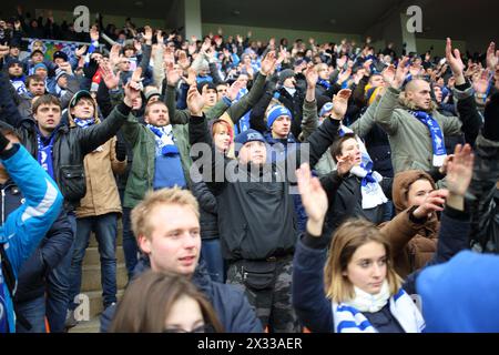 MOSCOU, RUSSIE - nov 02, 2014 : les fans de l'équipe de football du Dinamo crient et applaudissent rythmiquement sur la tribune du stade de locomotive pendant le match. Banque D'Images