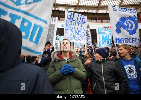 MOSCOU, RUSSIE - nov 02, 2014 : fans avec des bannières et fans cheerleader du Dinamo sur la tribune du stade de locomotive pendant le match. Banque D'Images