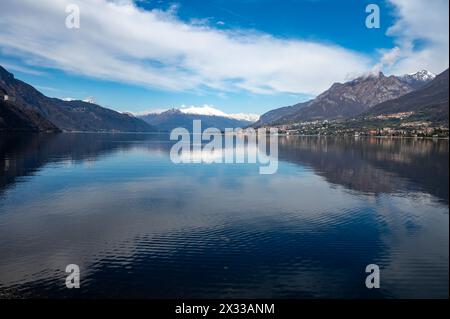 Voiture de conduite sur la route le long des rives du lac de Côme dans le nord de l'Italie, des journées ensoleillées printanières, des vues sur les montagnes alpines, l'eau et les villages Banque D'Images