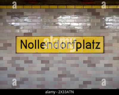 Panneau de la gare Nollendorfplatz à Berlin. La signalisation d'emplacement des transports en commun fait partie du métro. Le mur est carrelé et vieux. Banque D'Images
