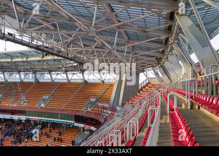 RUSSIE, MOSCOU - nov 02, 2014 : tribunes vides sur la locomotive du stade de football le jour de l'automne. Banque D'Images