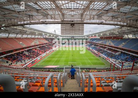 RUSSIE, MOSCOU - nov 02, 2014 : opérateur tourne la vidéo du match de football sur le terrain de l'arène sportive de locomotive. Banque D'Images