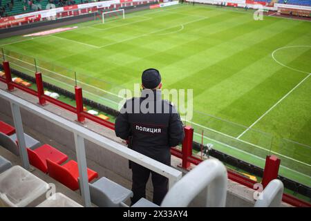 RUSSIE, MOSCOU - nov 02, 2014 : le policier est debout à la tribune sur le stade de football de locomotive. Banque D'Images