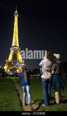 FRANCE, PARIS - 09 septembre, 2014 : mère avec ses enfants (avec autorisations des modèles) se tiennent près de la tour Eiffel. Banque D'Images