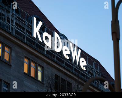 KaDeWe panneau illuminé sur la façade du bâtiment du célèbre centre commercial de luxe Kaufhaus des Westens. Logo à l'heure du soir du détaillant. Banque D'Images