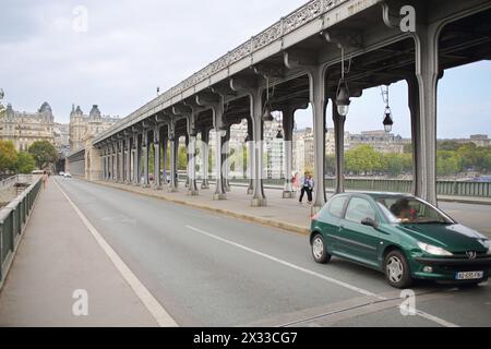 PARIS, FRANCE - 11 septembre 2014 : le pont Bir-Hakeim est un pont unique à deux niveaux. Niveau supérieur pour les trains de métro et le bas est pour les voitures et les piétons Banque D'Images