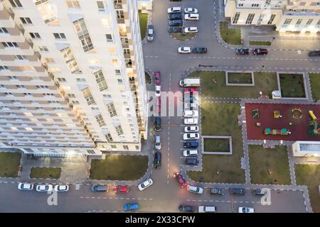 Cour d'un immeuble à plusieurs étages avec vue plongeante Banque D'Images