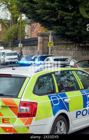 Belfast, Royaume-Uni 24 04 2024 la police et les pompiers répondent au Wellington College à la suite d'un signalement d'une substance localisée. Le chemin Carolan voisin a été fermé au cours de l'incident. La police a confirmé qu'une explosion contrôlée a été effectuée sur la substance Belfast Northern Ireland Credit : HeadlineX/Alamy Live News Banque D'Images