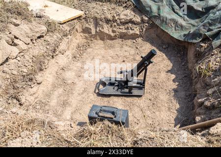 pioche, mortier et boîte de munitions dans les tranchées Banque D'Images
