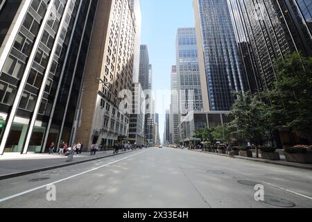 États-Unis, NEW-YORK - 23 août 2014 : paysage urbain avec route et arbres près de l'hôtel Hilton. Banque D'Images