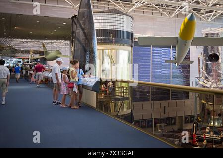WASHINGTON, États-Unis - 26 août 2014 : de nombreux visiteurs au National Air and Space Museum. Banque D'Images