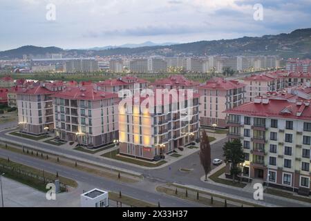 SOTCHI, RUSSIE - 27 juillet 2014 : complexe hôtelier du territoire purs étangs avec de nouvelles maisons Banque D'Images