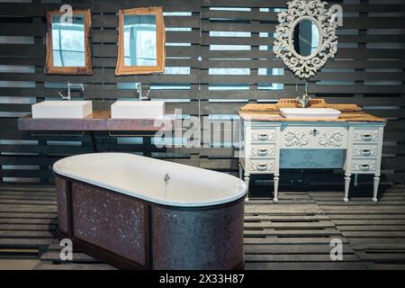 RUSSIE, MOSCOU – 07 DEC, 2014 : Vintage belle baignoire et éviers dans un pavillon en bois au centre de design Artplay. Banque D'Images