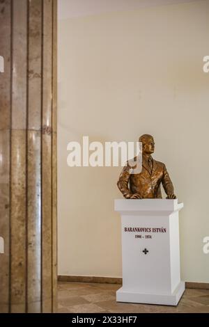 Budapest, Hongrie, Hongrie. 24 avril 2024. Un buste d'ISTVAN BARANKOVICS - crédité pour avoir développé une ligne socialiste républicaine-chrétienne contre la démocratie chrétienne conservatrice-légitimiste dans le foyer du bureau de l'Assemblée nationale à Budapest. (Crédit image : © Bianca Otero/ZUMA Press Wire) USAGE ÉDITORIAL SEULEMENT! Non destiné à UN USAGE commercial ! Banque D'Images