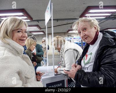 Budapest, Hongrie, Hongrie. 24 avril 2024. Des femmes âgées participent aux élections et au kiosque de démarchage pour le Parti Tisza, dirigé par PETER MAGYAR, qui fait une vague de politique moderne en Hongrie et génère une énorme vague de partisans d'une démographie diversifiée. Le plus diversifié de l'histoire récente. (Crédit image : © Bianca Otero/ZUMA Press Wire) USAGE ÉDITORIAL SEULEMENT! Non destiné à UN USAGE commercial ! Banque D'Images