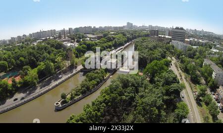 Paysage urbain avec trafic sur le quai de la rivière Yauza avec deux écluses de Syromyatnicheskiy Waterworks à la journée ensoleillée d'été. Vue aérienne Banque D'Images