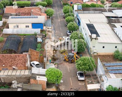 Cassilandia, Mato Grosso do Sul, Brésil - 04 12 2024 : image aérienne d'une chargeuse sur pneus et d'un camion travaillant dans le service public de la rue de la ville Banque D'Images