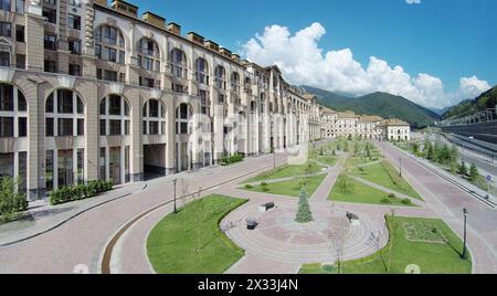 SOTCHI, RUSSIE - 1 août 2014 : le bâtiment de luxe des appartements Gorky Gorod à Krasnaya Polyana, vue aérienne Banque D'Images