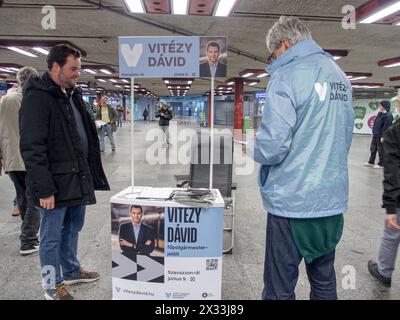 Budapest, Hongrie, Hongrie. 24 avril 2024. Un kiosque électoral pour le maire de Budapest, DAVID VITEZY, dans le centre de Budapest en préparation des élections nationales et européennes. (Crédit image : © Bianca Otero/ZUMA Press Wire) USAGE ÉDITORIAL SEULEMENT! Non destiné à UN USAGE commercial ! Banque D'Images