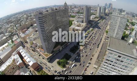 RUSSIE, MOSCOU - juin 6, 2014 : circulation urbaine sur la rue New Arbat à la journée ensoleillée d'été. Vue aérienne. Photo avec bruit provenant de la caméra embarquée Banque D'Images