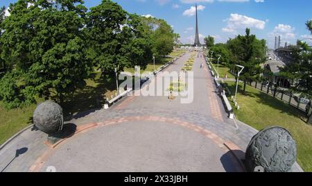 RUSSIE, MOSCOU - 24 MAI 2014 : les gens marchent près de l'allée des cosmonautes près de l'Obélisque conquérants de l'espace au printemps ensoleillé. Vue aérienne Banque D'Images