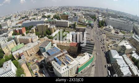 RUSSIE, MOSCOU - 6 juin 2014 : vue aérienne du paysage urbain avec circulation sur la rue New Arbat. Photo avec bruit provenant de la caméra embarquée Banque D'Images