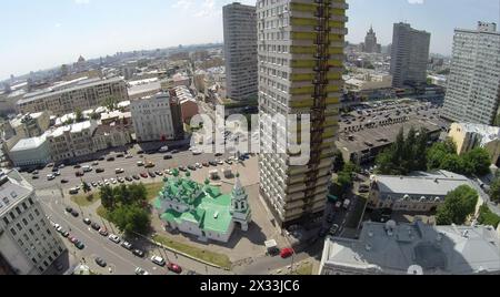 RUSSIE, MOSCOU - 6 juin 2014 : Église des membres Simeon Stylites près de la rue New Arbat avec circulation à la journée ensoleillée d'été. Vue aérienne. Photo avec bruit de Banque D'Images