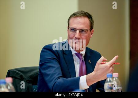 Budapest, Hongrie, Hongrie. 24 avril 2024. MARTON GYONGYOSI (à droite), président du Jobbik, s'adresse à la presse dans le cadre des préparatifs des élections européennes de juin. Les deux ont exprimé qu'il existe plusieurs domaines de pentacle de changement nécessaire, en Hongrie ; de l'éducation constitutionnelle, économique et facultative sur le choix politique dans les zones rurales. (Crédit image : © Bianca Otero/ZUMA Press Wire) USAGE ÉDITORIAL SEULEMENT! Non destiné à UN USAGE commercial ! Banque D'Images