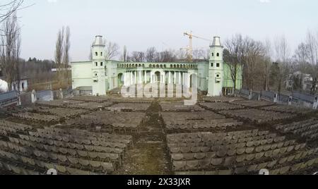 Vue aérienne arrière de l'ancien amphithéâtre au parc au printemps. Banque D'Images