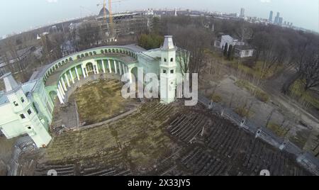 Vue aérienne de l'ancien amphithéâtre au parc au printemps. Banque D'Images