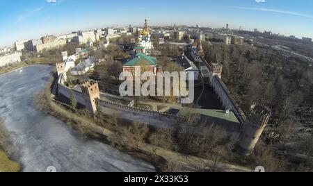 MOSCOU, RUSSIE - 23 mars 2014 : vue aérienne du couvent de Novodevichy au printemps. Banque D'Images